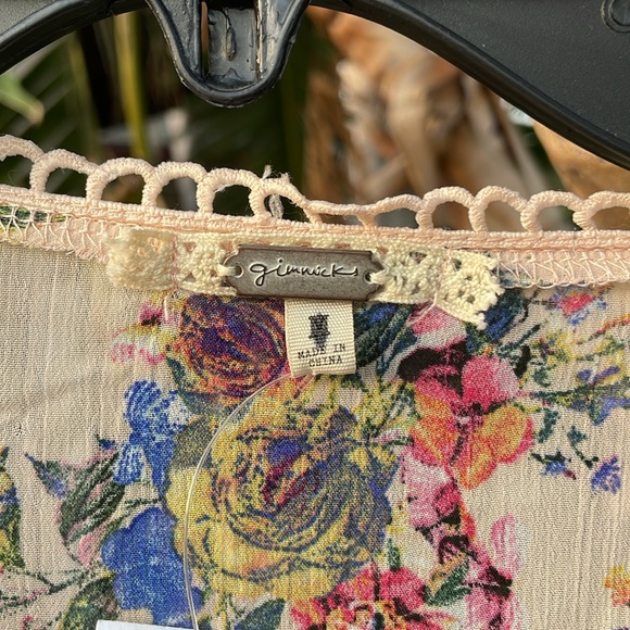 Floral Ruffle Blouse - Picture 4 of 7